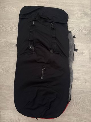 Saco para silla de bebé gris y rojo