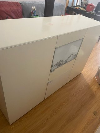 Cómoda de salón blanca con cristal