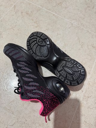 Zapatillas deportivas negras y rosas