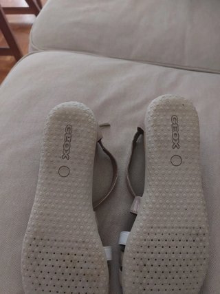 Sandalias doradas y blancas