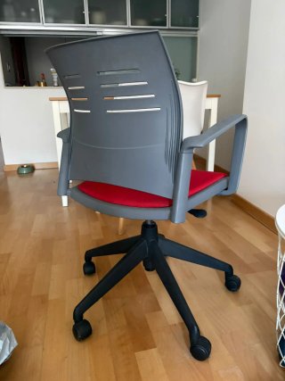 Silla de oficina con ruedas gris y roja