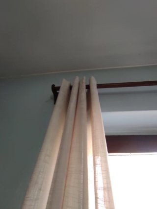 Coppia di tende beige con anelli metallici