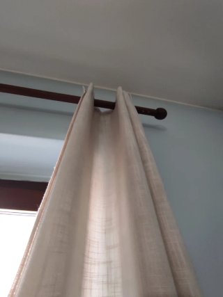 Coppia di tende beige con anelli metallici