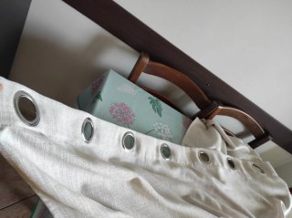 Coppia di tende beige con anelli metallici
