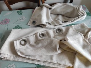 Coppia di tende beige con anelli metallici