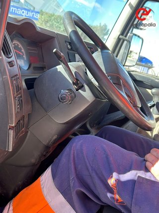 Camión Renault 6x2 con equipo hidráulico