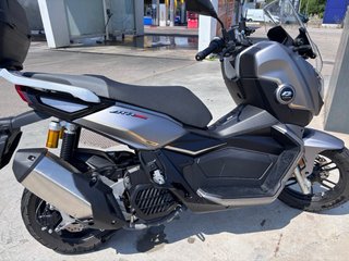 QJ Motor ATR 125 Scooter Automática Negra gris
