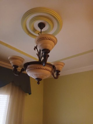Lámpara de salón beige y dorada