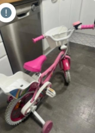 Bicicleta infantil rosa con ruedines