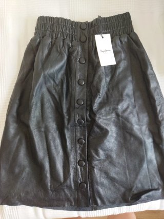 Falda Pepe Jeans negra piel con etiqueta