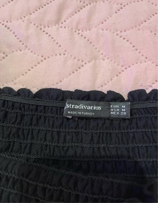 Crop Top negro hombros descubiertos Stradivarius M