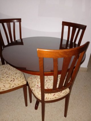 Mesa redonda y 4 sillas de madera