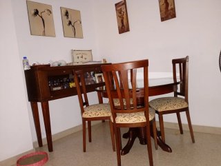 Mesa redonda y 4 sillas de madera