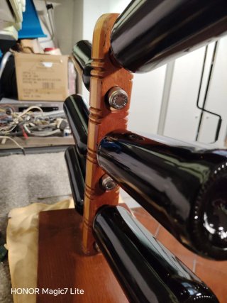 Espositore per bottiglie di vino in legno