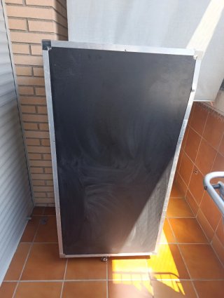 Baúl de viaje negro y plateado