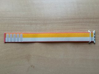 Apple Watch 45mm. Maize/White Sport Loop
