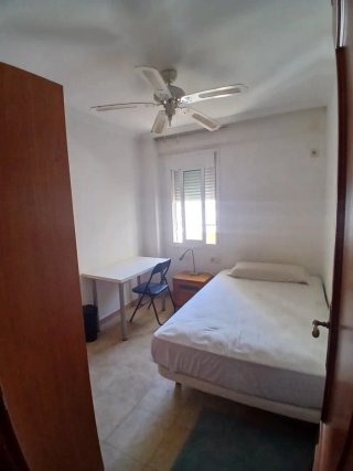 Habitación individual en piso compartido en Triana
