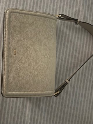Bolso mediano beige y dorado