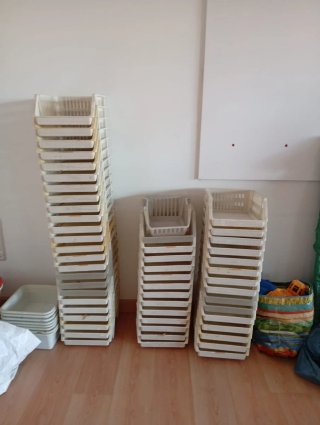 Cestas de plástico apilables blancas a 1€ ud.