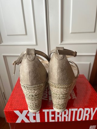 Sandalia plataforma Xti dorada