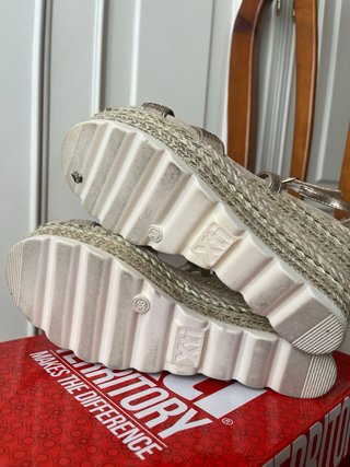 Sandalia plataforma Xti dorada