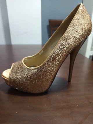 Zapatos dorados de tacón con plataforma