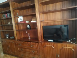 Biblioteca clásica de madera