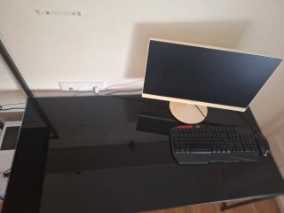 Mesa de ordenador negra con estantería