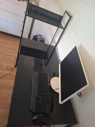 Mesa de ordenador negra con estantería