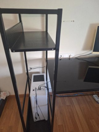 Mesa de ordenador negra con estantería