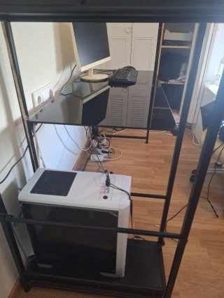 Mesa de ordenador negra con estantería