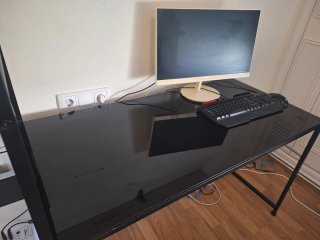 Mesa de ordenador negra con estantería
