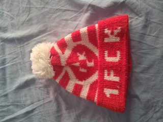Gorro rojo y blanco con pompón