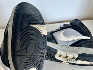 Zapatillas Nike Negras y Grises Talla 38.5