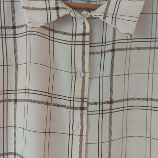 Camisa casual de manga corta.