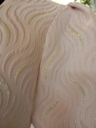 Vestido rosa corto con detalles dorados
