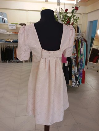 Vestido rosa corto con detalles dorados