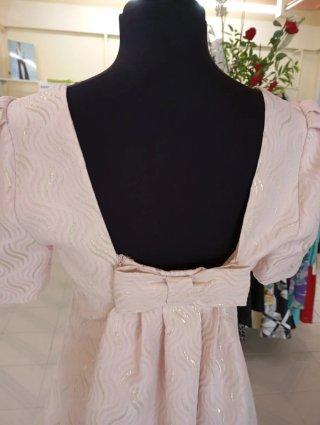 Vestido rosa corto con detalles dorados