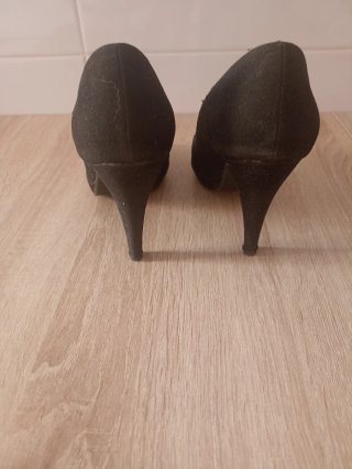 Zapatos de tacón fino negros