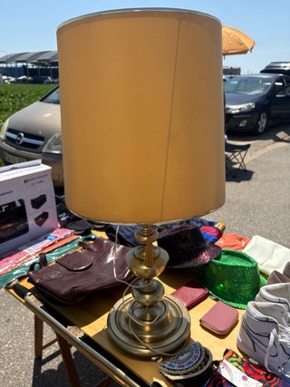 Lámpara de mesa antigua dorada