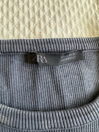 Camiseta asimetrica de Zara manga larga.