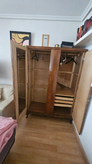 Armario vintage de madera con llave