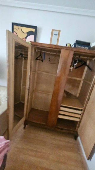 Armario vintage de madera con llave