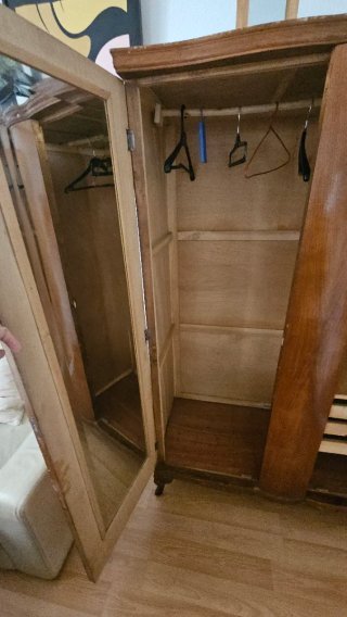Armario vintage de madera con llave