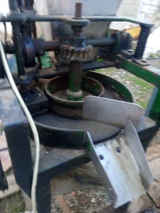 Máquina Eléctrica para Partir Aceitunas