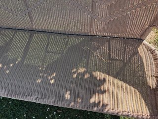 Conjunto de mimbre: sofá y mesa.