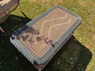 Conjunto de mimbre: sofá y mesa.