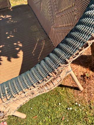 Conjunto de mimbre: sofá y mesa.