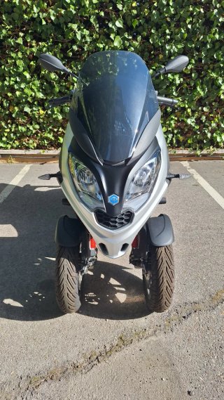 Scooter 3 ruedas Piaggio MP3 25,8 cv carne coche