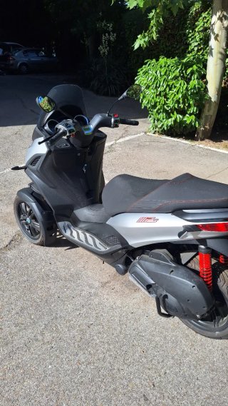 Scooter 3 ruedas Piaggio MP3 25,8 cv carne coche